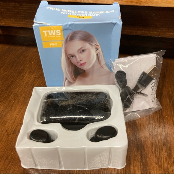 True Wireless Earbuds with Power Bank F9-5 - Picture 1 of 2